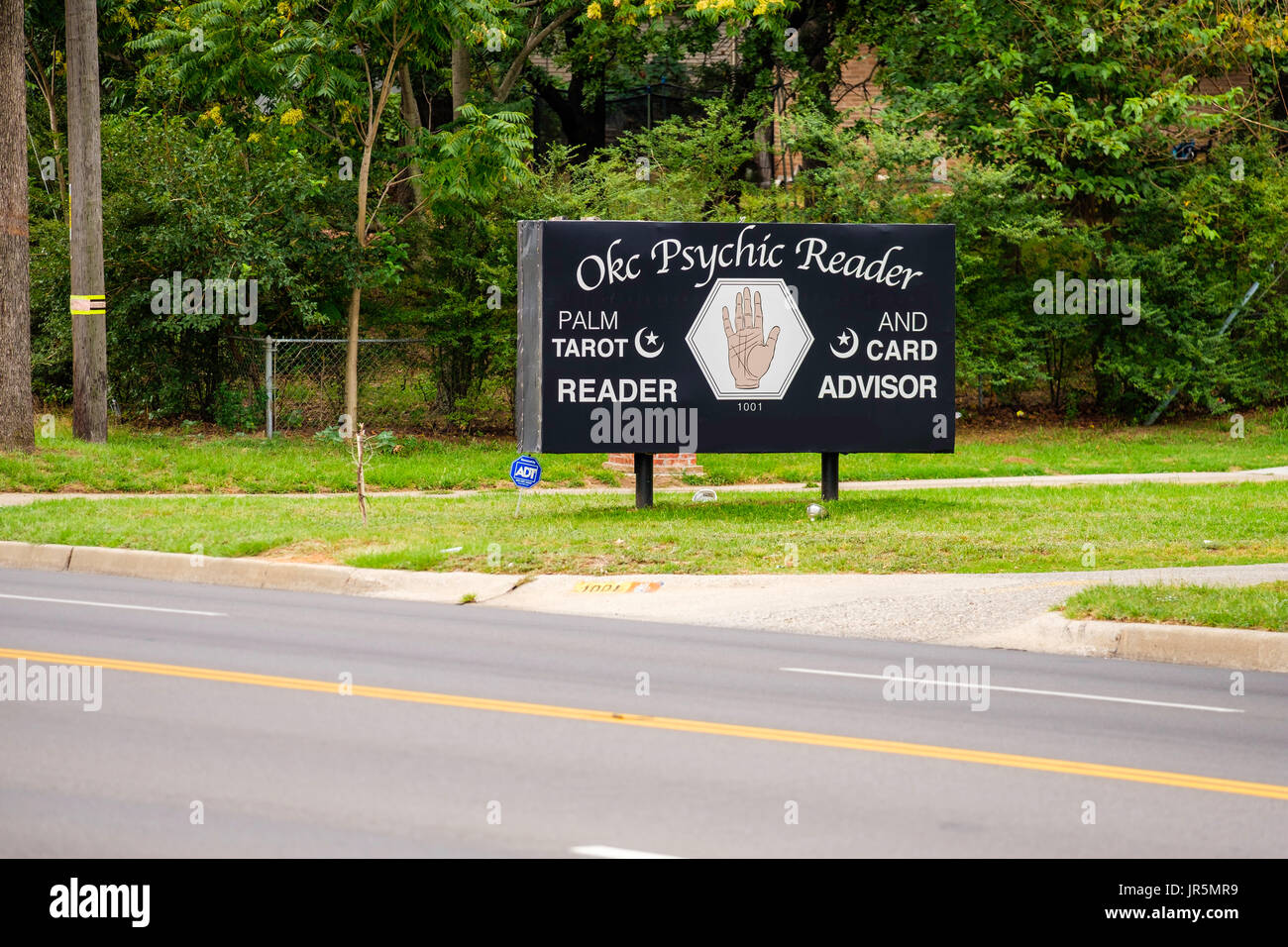 Ein Zeichen an einer belebten Straße, die Werbung eine psychische Leser lesen Palmen und Tarot-Karten. Oklahoma City, Oklahoma, USA. Stockfoto