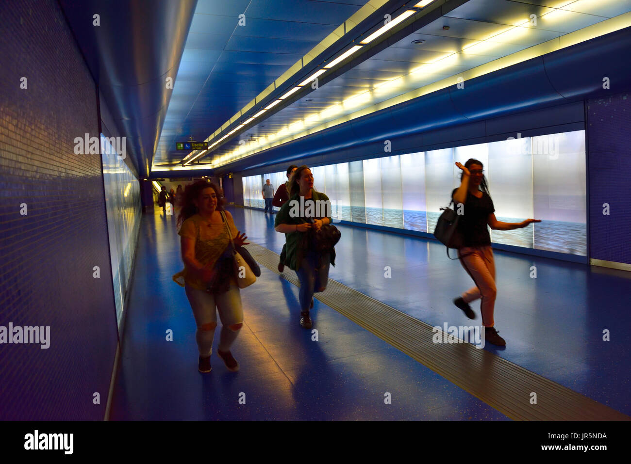 Neapel Metro Toledo u-Bahn-Station mit Menschen laufen Stockfoto