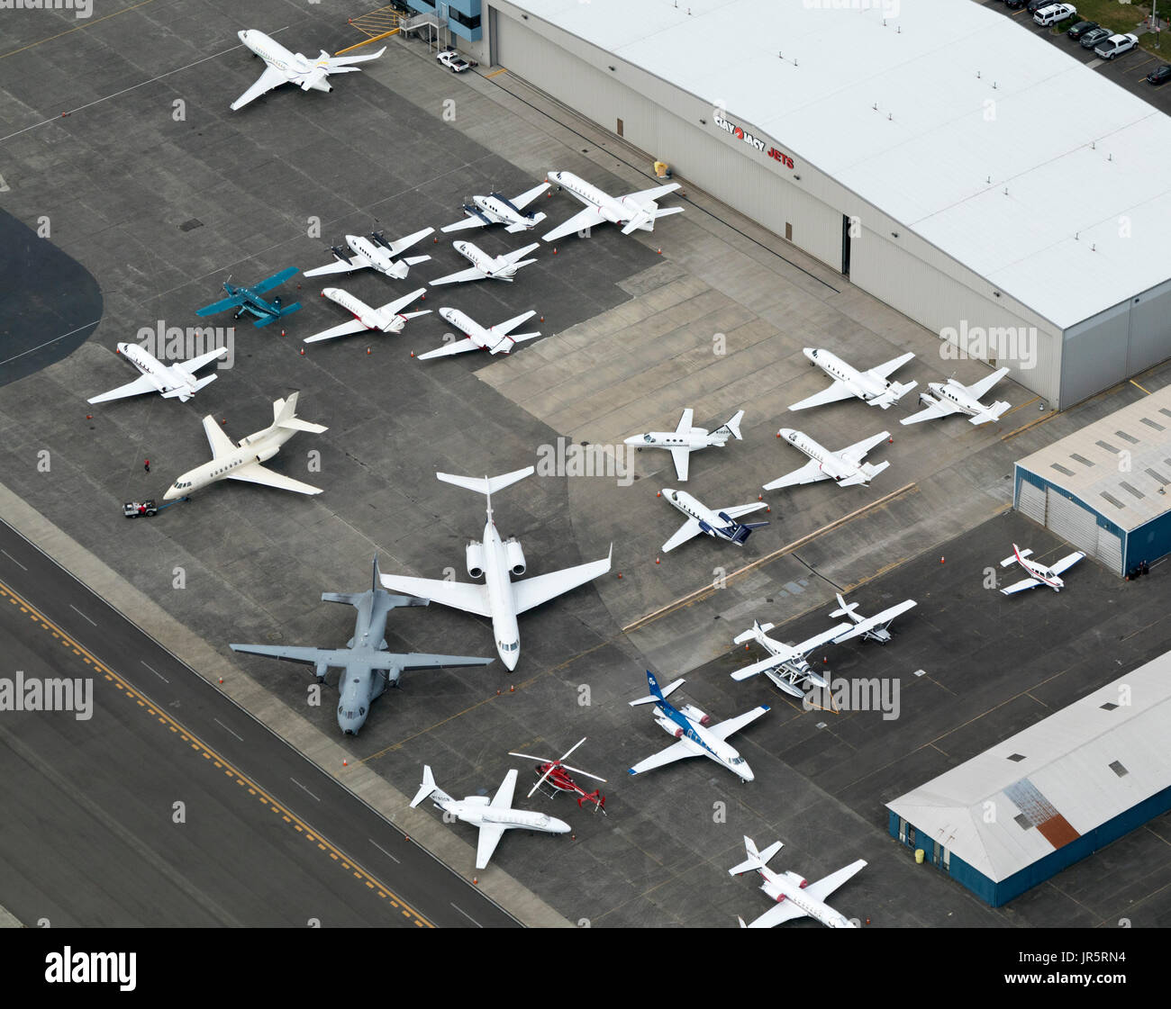 Luftaufnahme von Privatjets außerhalb Ton Lacy Aviation Hangar, Boeing Field, Seattle, Washington State, USA Stockfoto