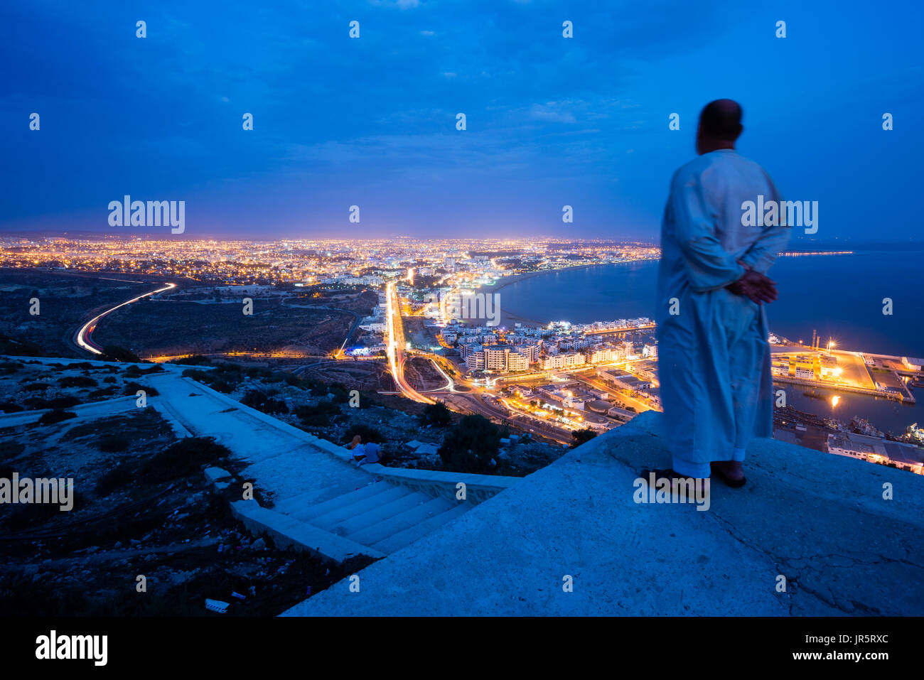 Mann nach Agadir Stadt suchen Stockfoto
