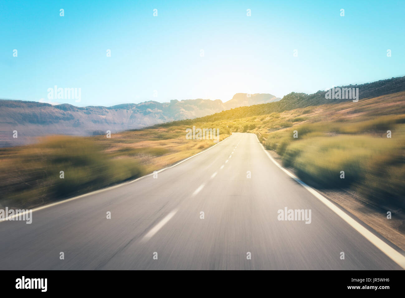 Autobahn-Straße in der Wüstenlandschaft - Bewegungsunschärfe Stockfoto