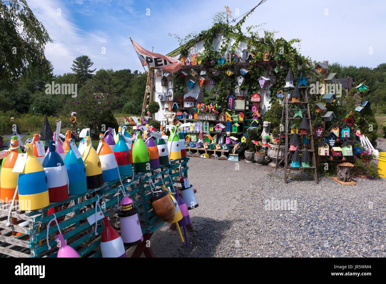 Bojen und Vogelhäuschen für Verkäufe an einem Straßenrand stehen außerhalb Ogunquit, Maine, USA. Stockfoto