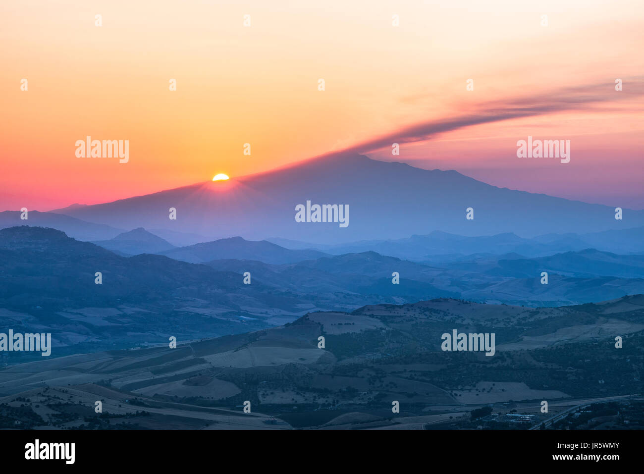 Sizilien Landschaft Ätna, Sonnenaufgang über dem Ätna von den Hügeln rund um die Stadt Enna im Zentrum von Sizilien aus gesehen. Stockfoto