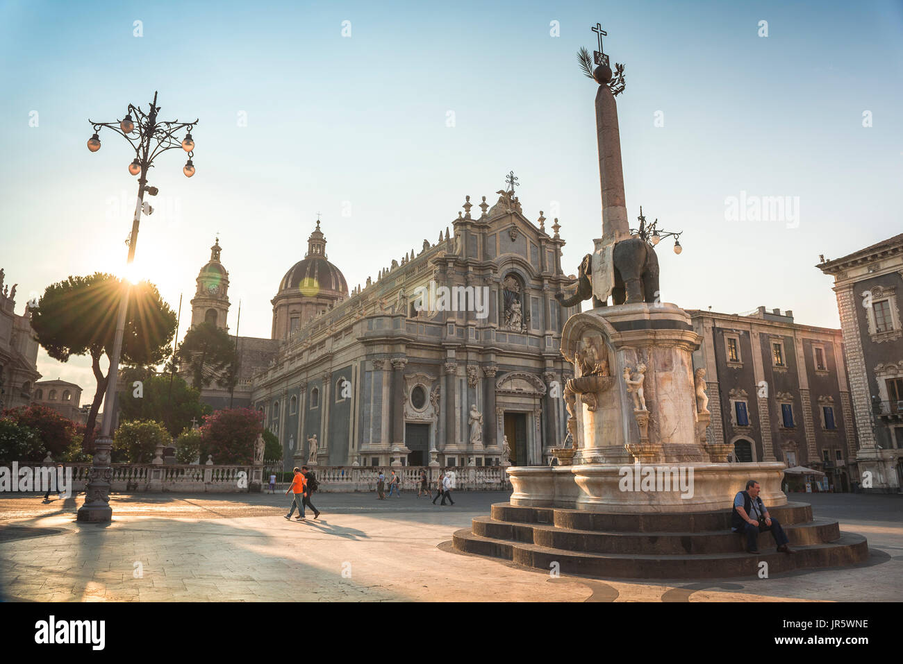Catania Sizilien piazza, Blick auf die Piazza del Duomo mit dem Elefantenbrunnen (Fontana dell'Elefante) im Zentrum der Stadt Catania, Sizilien. Stockfoto