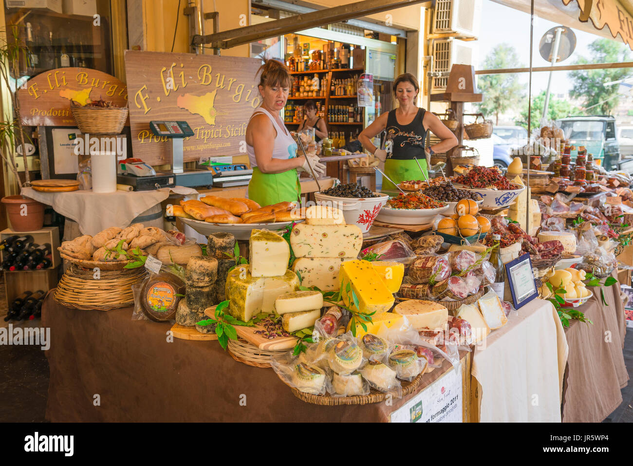 Sizilien Lebensmittelmarkt, Blick auf eine beliebte Feinkost Verkauf typisch sizilianischen Produkten auf dem Markt auf Ortigia (Ortygia) Insel, Syrakus, Sizilien, Stockfoto