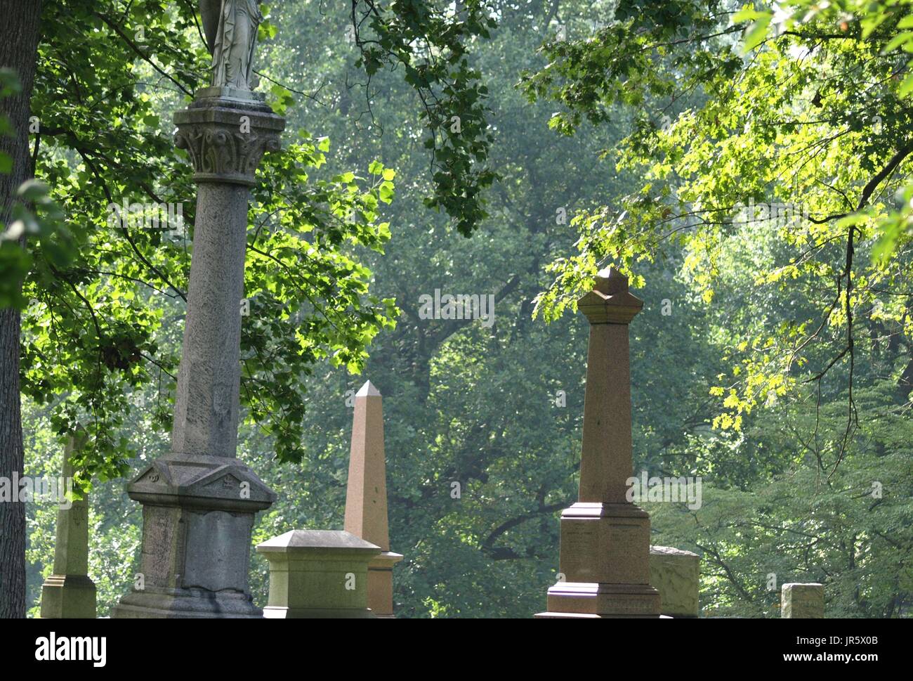 Hoch aufragende Grabstein Denkmäler in Friedhof Stockfoto