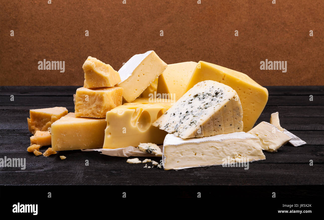 Verschiedene Arten von Käse auf rustikalen Holztisch Stockfoto