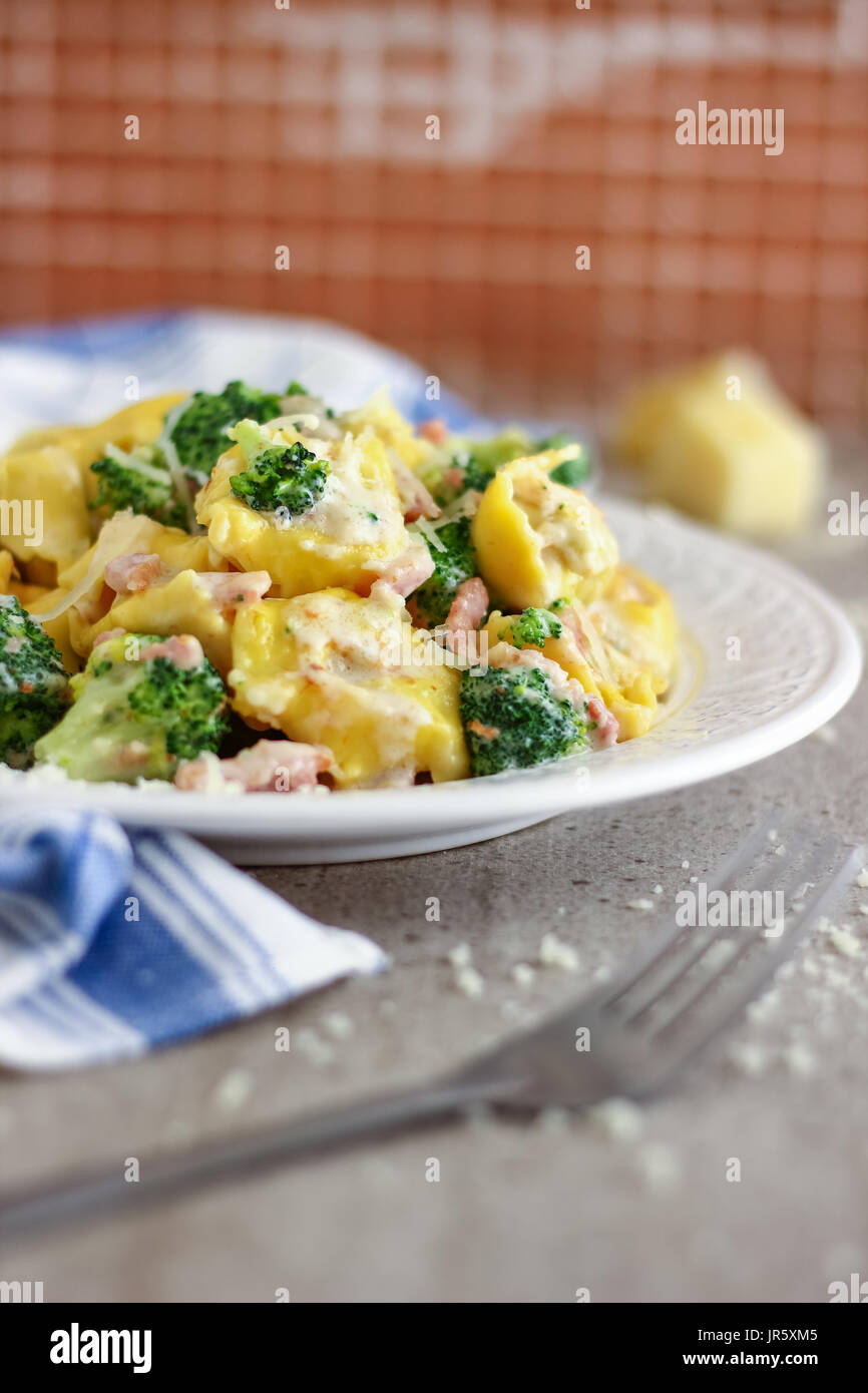 Brokkoli Tortellini mit Speck Stockfoto