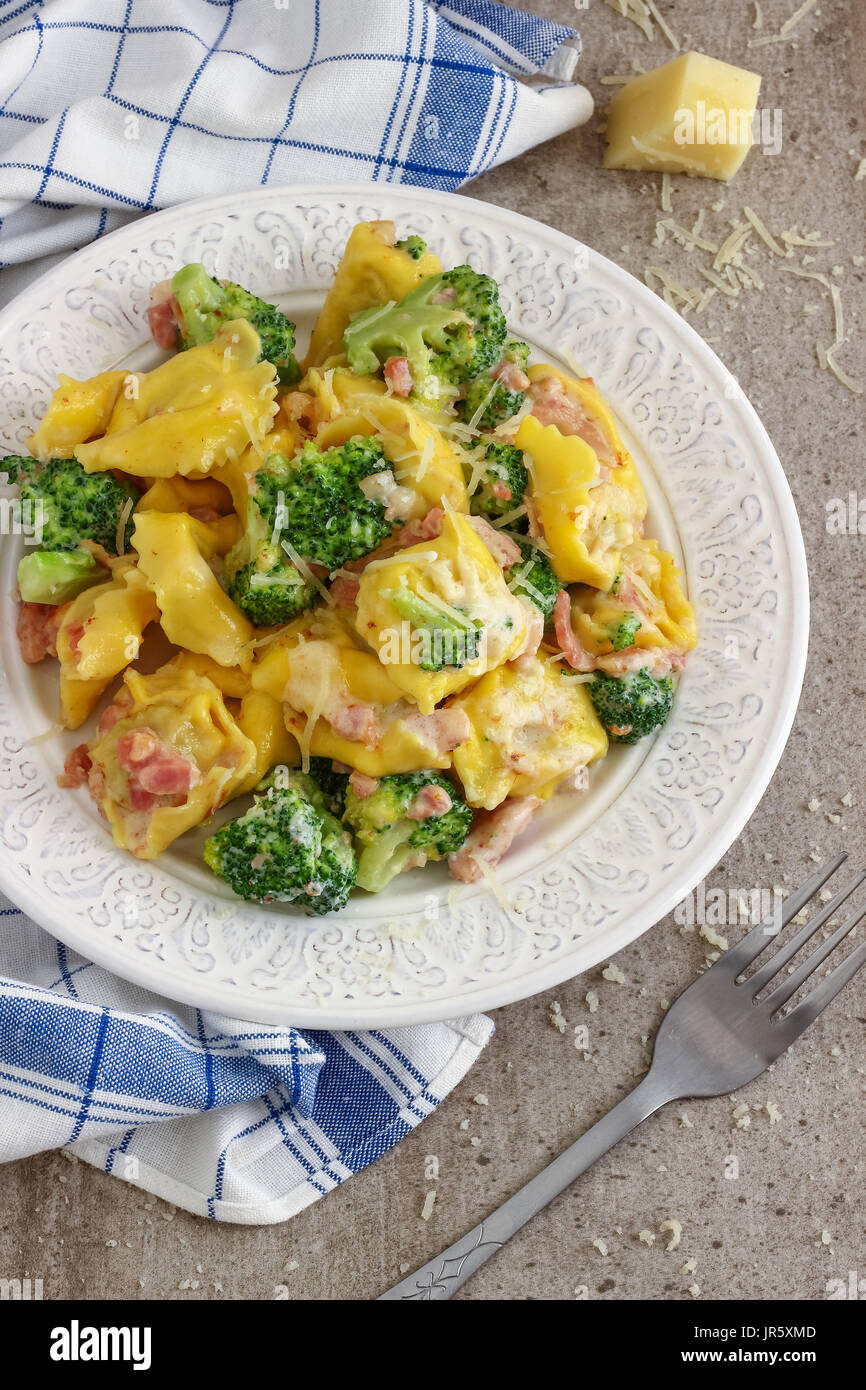 Brokkoli Tortellini mit Speck Stockfoto