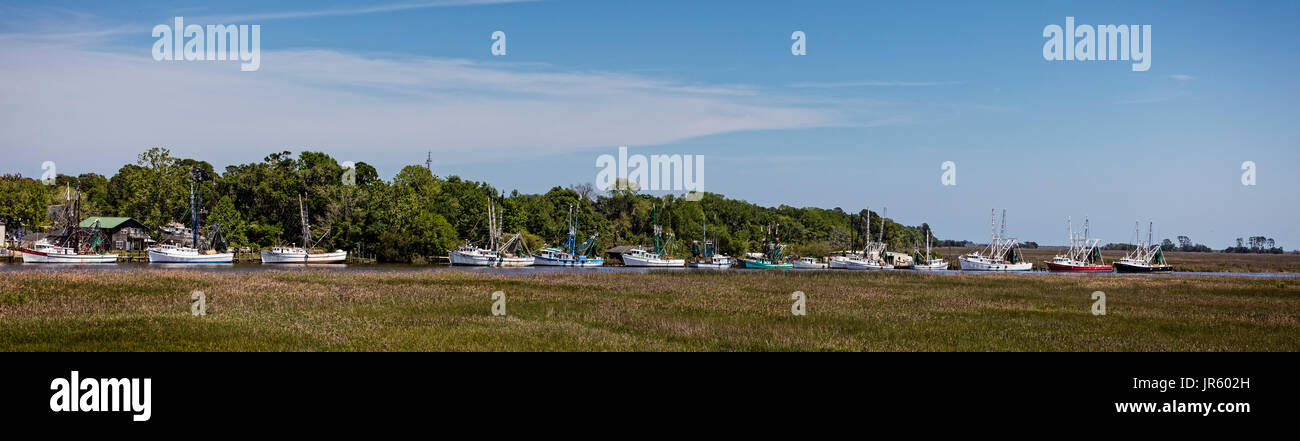 Linie der Fischerboote in Darien, Georgia Stockfoto