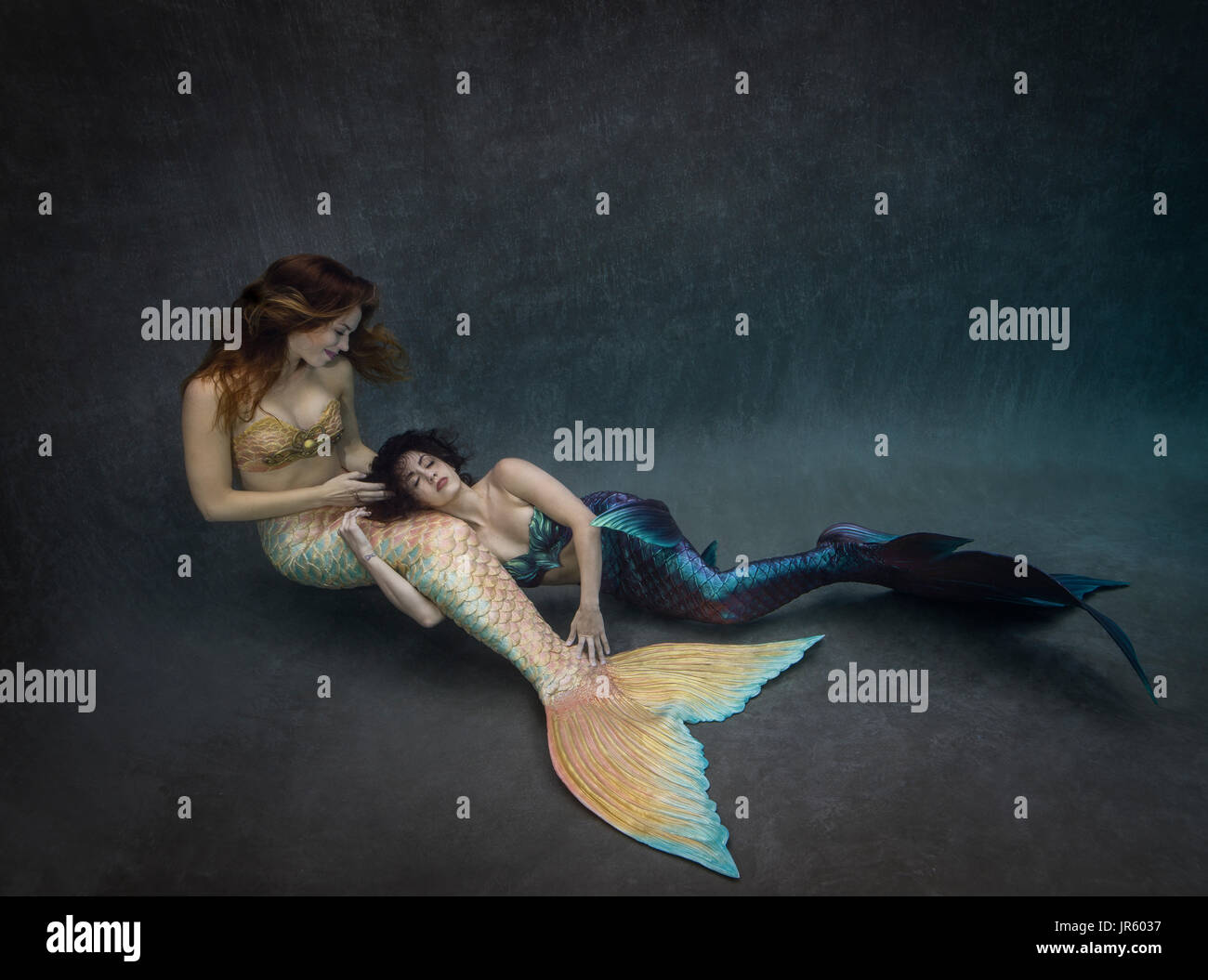 Zwei Meerjungfrauen unten am Pool Stockfoto