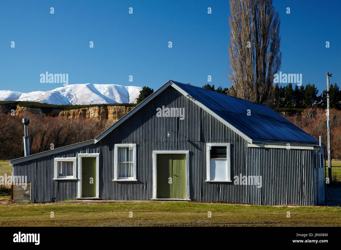 Alten Wellblech Gebäude und Kakanui Berge, Stockfoto