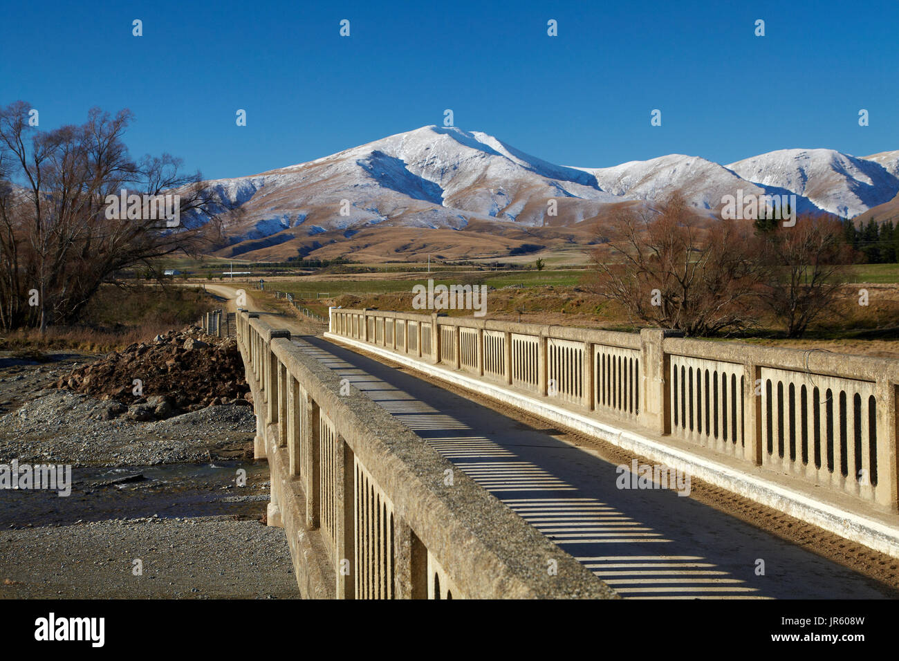 Brücke über Kye brennen und Kakanui Berge, Kyeburn, in der Nähe von Ranfurly, Maniototo, Central Otago, Südinsel, Neuseeland Stockfoto