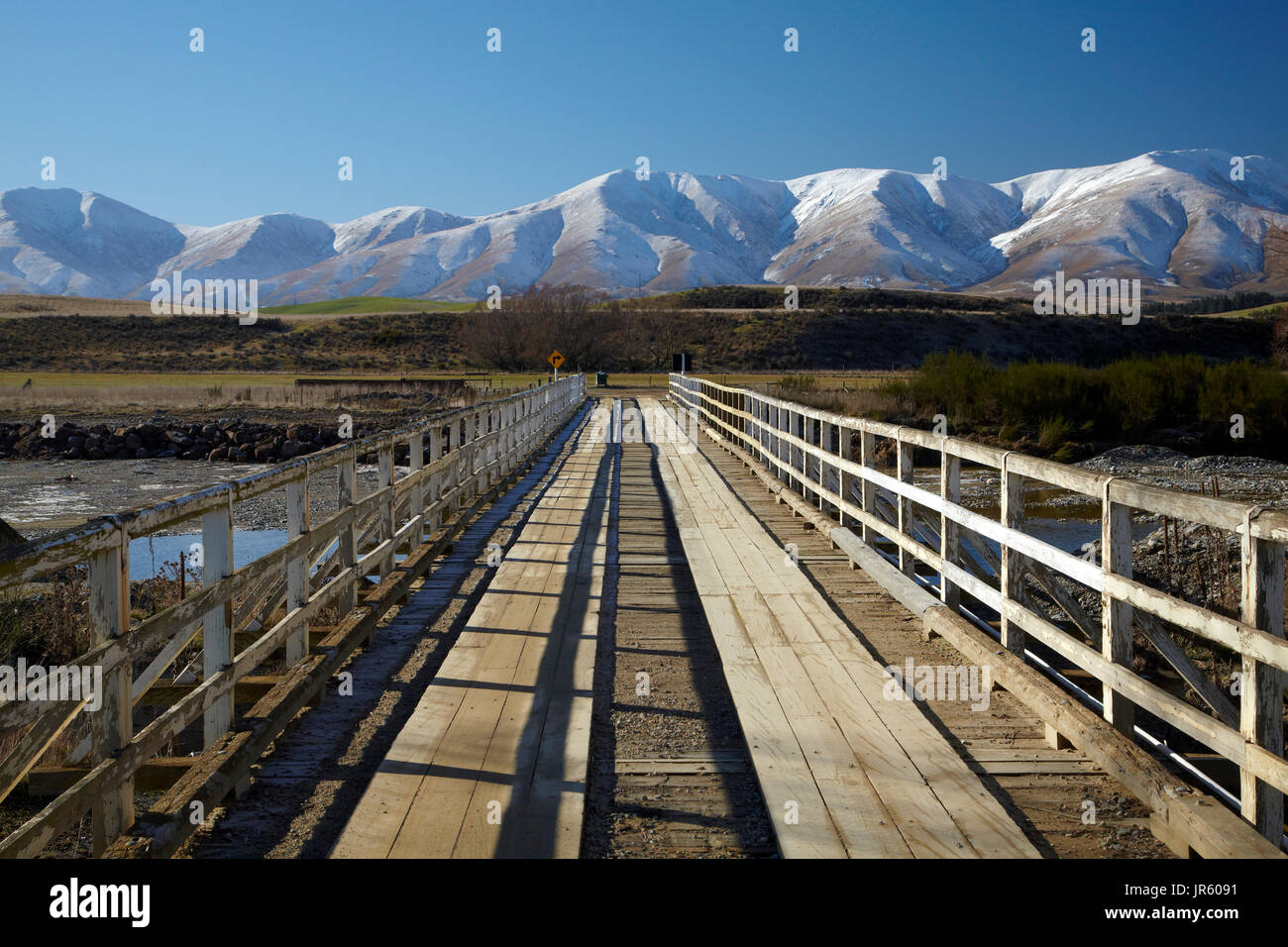 Brücke über Kye brennen und Kakanui Berge, Kyeburn, in der Nähe von Ranfurly, Maniototo, Central Otago, Südinsel, Neuseeland Stockfoto