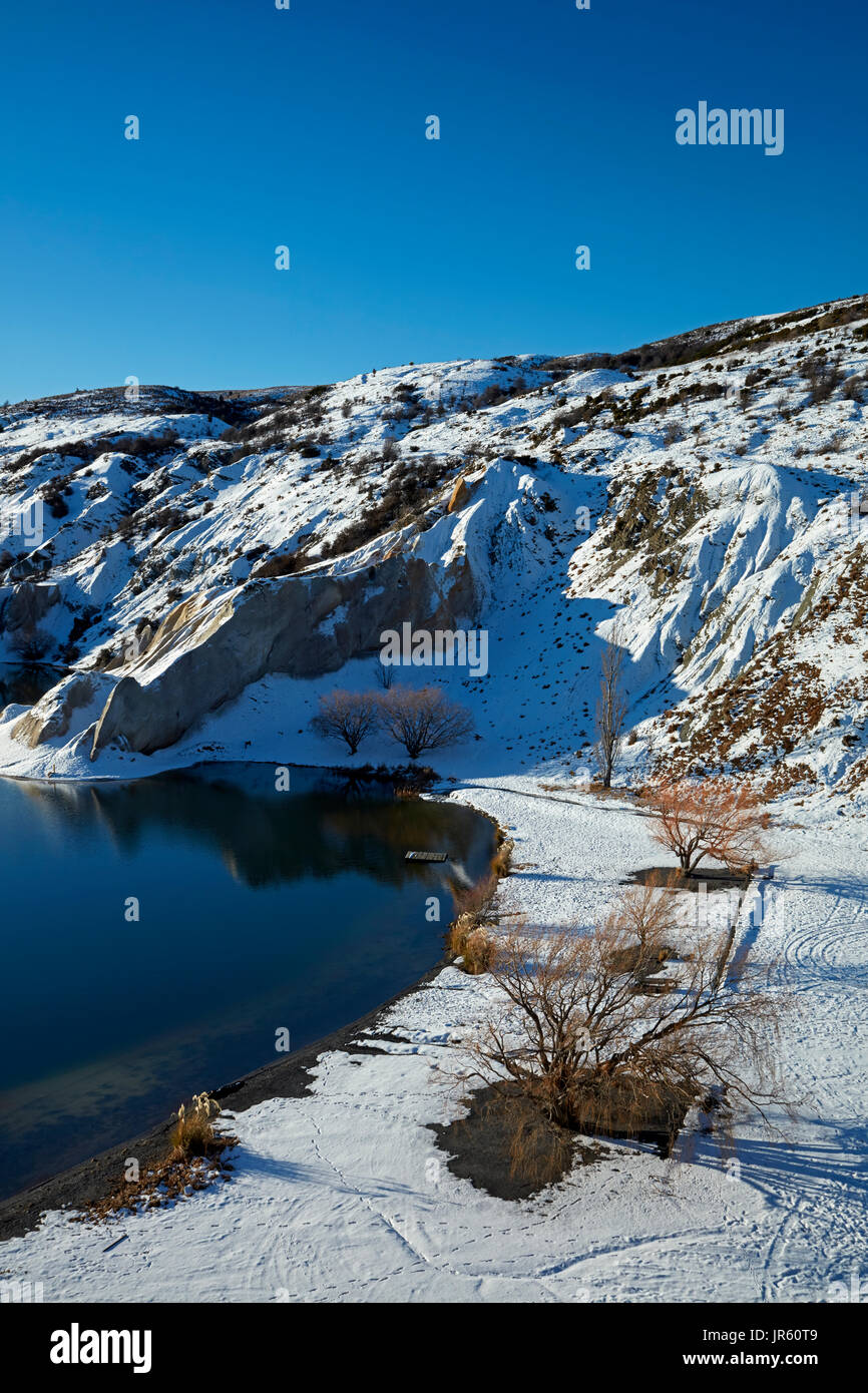 Schnee um blaue See, St. Bathan, Maniototo, Central Otago, Südinsel, Neuseeland Stockfoto