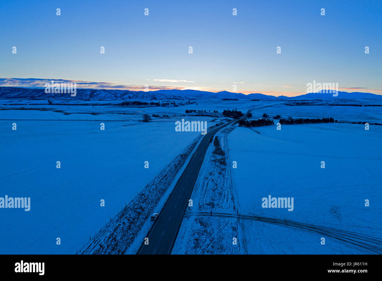 State Highway 85 im Winter bei Sonnenuntergang, in der Nähe von Oturehua, Maniototo, Central Otago, Südinsel, Neuseeland - drone Antenne Stockfoto