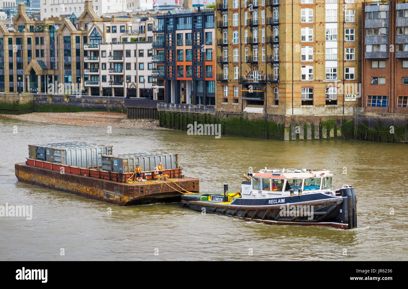 Cory Riverside Energie London zurückfordern Schlepper ziehen Lastkahn mit Abfallbehälter auf der Themse als grüne Straße, Wapping, London, UK Stockfoto