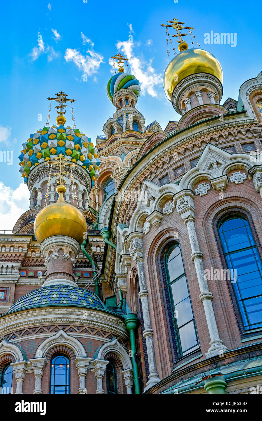 Niedrige Ansicht der Retter auf der Auferstehungskirche-Kathedrale mit ihren goldenen Kuppeln und charakteristische Architektur in St. Petersburg, Russland Stockfoto