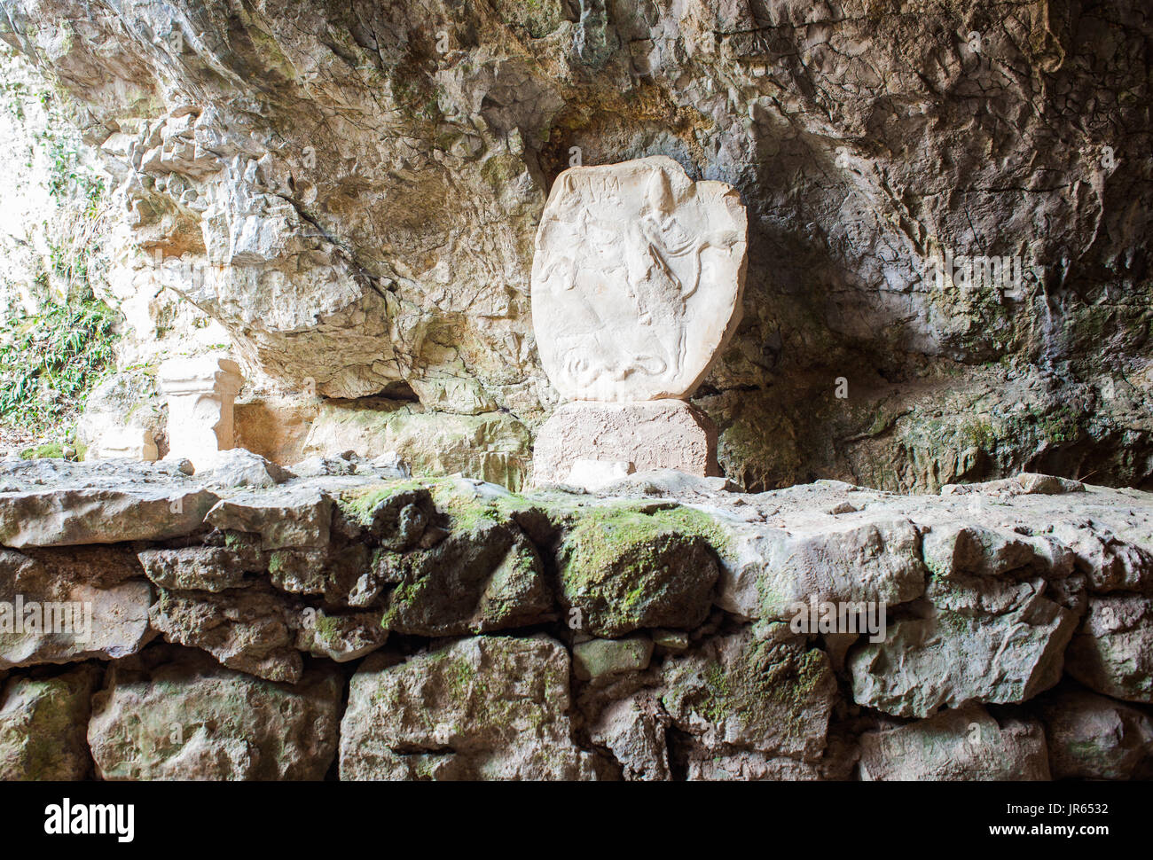 Die duino Mithraeum in der Provinz Triest. Mithraea waren Orte der Anbetung für die Anhänger des Römischen Geheimnis Religion bekannt als Mithraic Stockfoto Die duino Mithraeum in der Provinz Triest. Mithraea waren Orte der Anbetung für die Anhänger des Römischen Geheimnis Religion bekannt als Mithraic Stockfoto