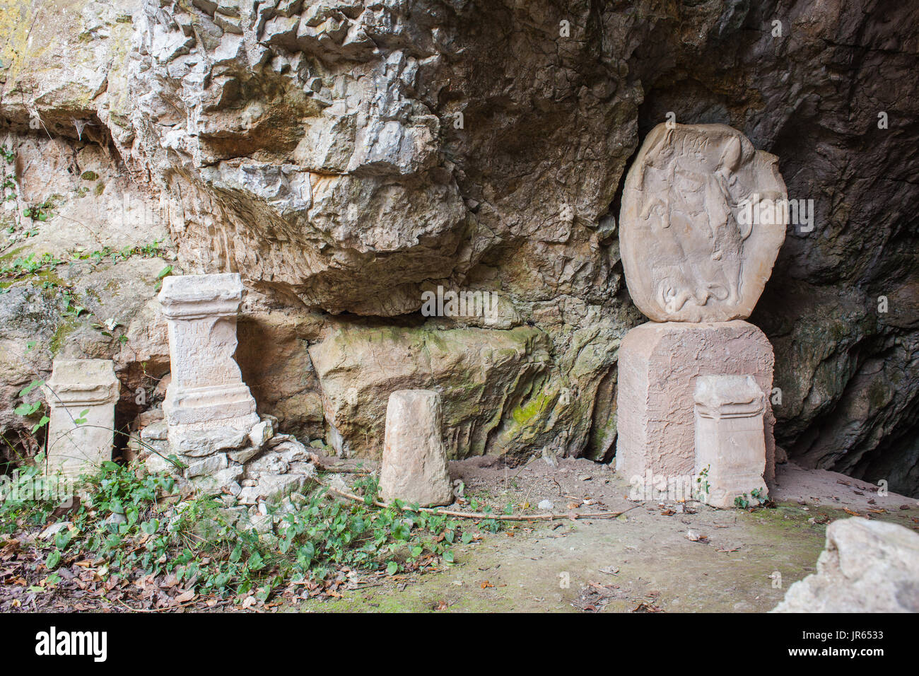 Die duino Mithraeum in der Provinz Triest. Mithraea waren Orte der Anbetung für die Anhänger des Römischen Geheimnis Religion bekannt als Mithraic Stockfoto Die duino Mithraeum in der Provinz Triest. Mithraea waren Orte der Anbetung für die Anhänger des Römischen Geheimnis Religion bekannt als Mithraic Stockfoto