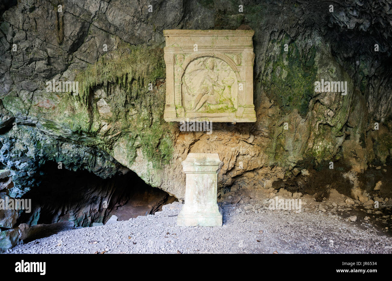 Die duino Mithraeum in der Provinz Triest. Mithraea waren Orte der Anbetung für die Anhänger des Römischen Geheimnis Religion bekannt als Mithraic Stockfoto Die duino Mithraeum in der Provinz Triest. Mithraea waren Orte der Anbetung für die Anhänger des Römischen Geheimnis Religion bekannt als Mithraic Stockfoto
