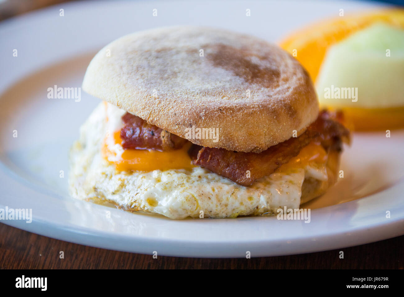 Speck, Ei und Käse Breakfast Sandwich an der Wildwood Cafe, Funktion Junction, Whistler, Kanada Stockfoto