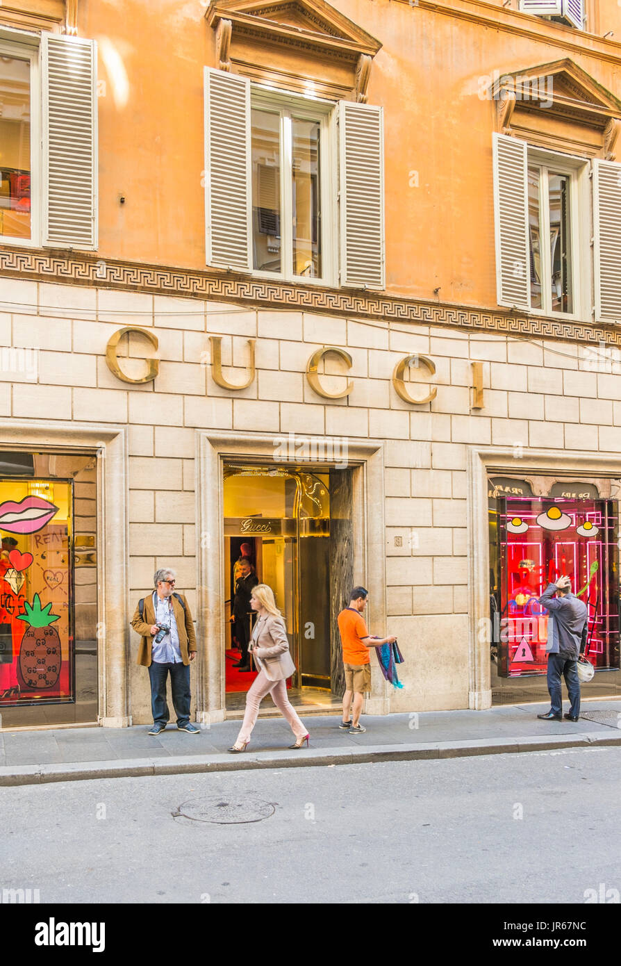 Street Scene vor Gucci store Stockfotografie - Alamy