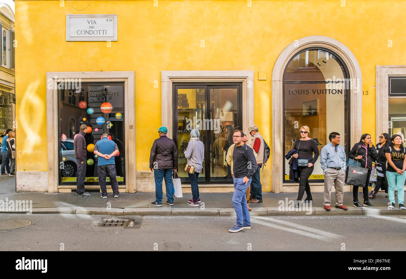 Touristen und Fashion Shopper vor louis vuitton Store, Stockfoto