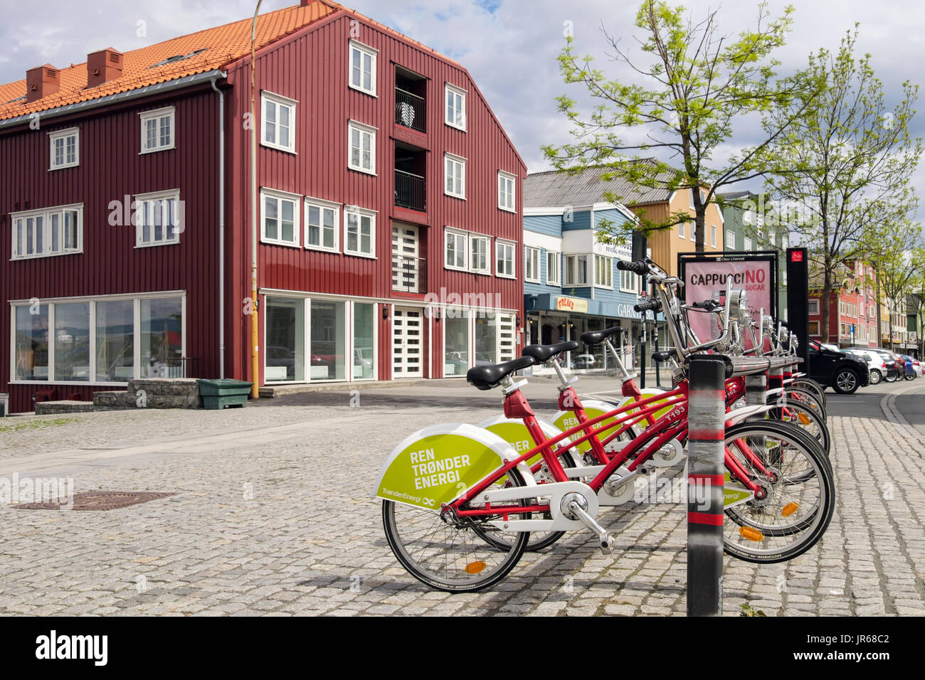 Stadt mieten ein Fahrrad Schema Fahrradträger mit Fahrrädern von Ren Tronder Energy gesponsert. Fjordgata, Trondheim, Sør-Trøndelag, Norwegen, Skandinavien Stockfoto