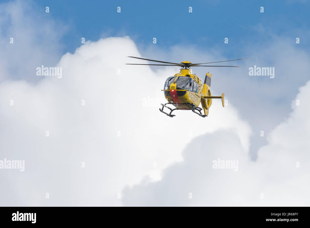 EUROCOPTER DEUTSCHLAND GMBH Hubschrauber, registriert G-WPDD, fliegen niedrig wie es Umfragen Stromleitungen für die Western Power Stockfoto