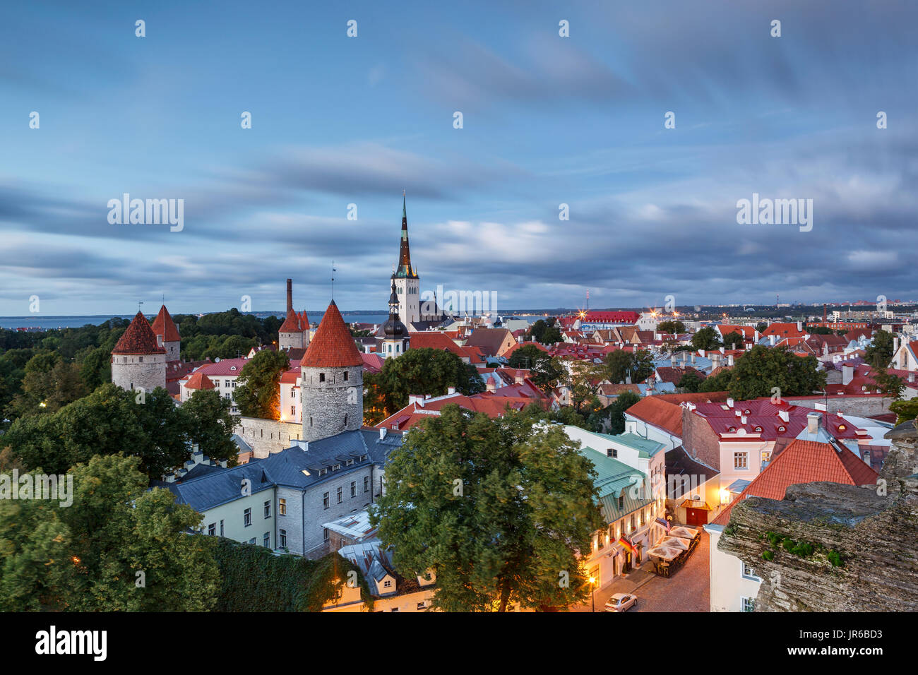 Blick über die Stadt Tallinn in Estland in Richtung der Ostsee zeigen die alten Teile der Stadt Stockfoto