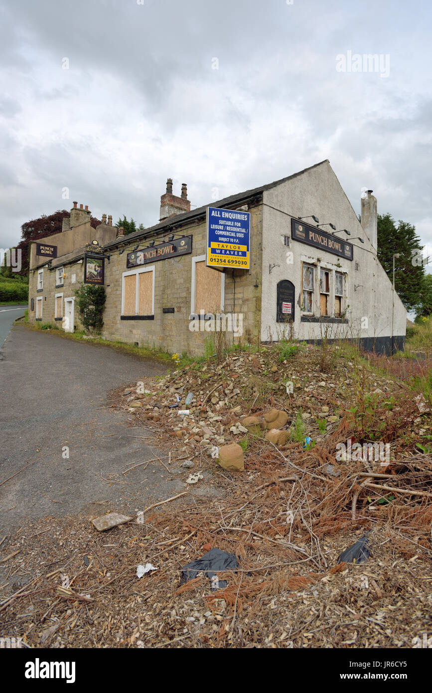 Heruntergekommenen Gasthaus in ländlicher Umgebung Stockfoto
