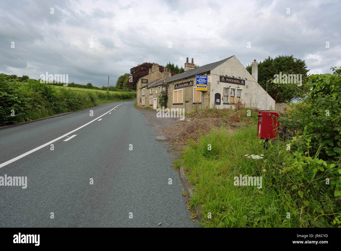 Heruntergekommenen Gasthaus in ländlicher Umgebung Stockfoto