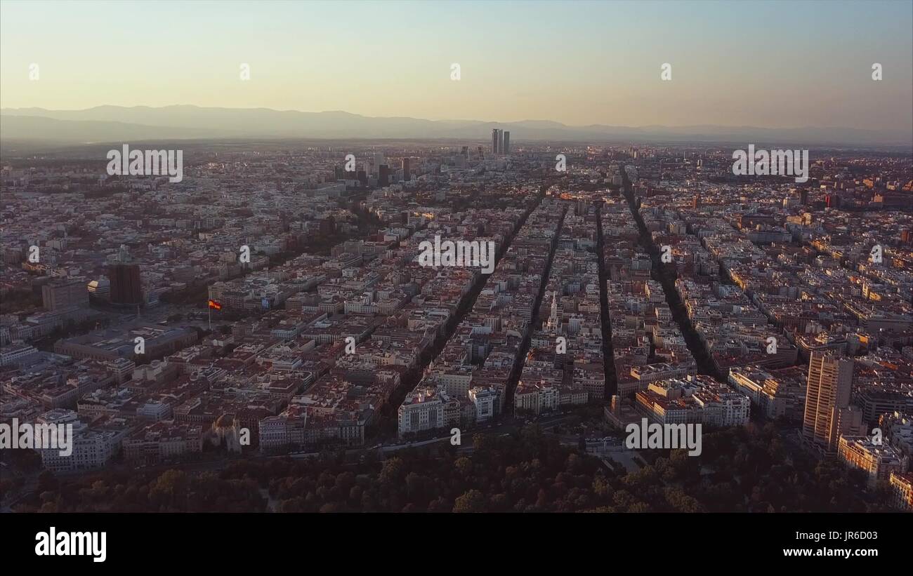 Fliegen Sie über den Abend Madrid mit Blick auf das Haus und die Straße Stockfoto