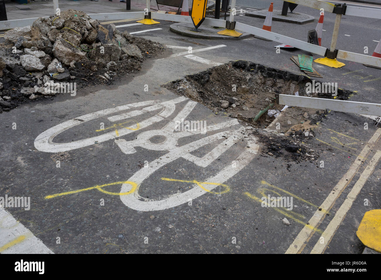 Detail eines Fahrrad-Symbols teilweise verwischt durch Baustellen auf Tottencourt Court Road, am 3. August 2017, in London, England. Stockfoto