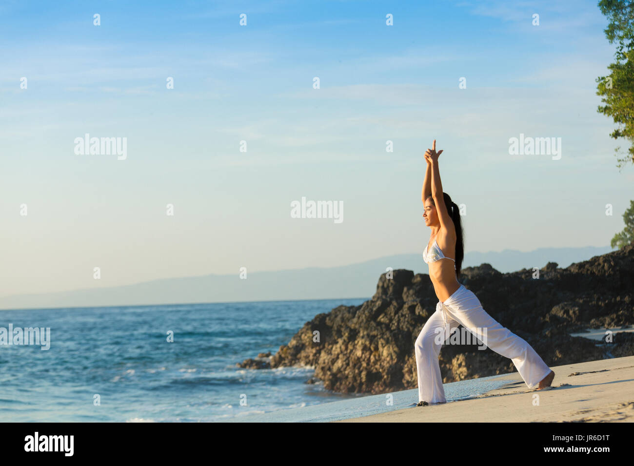 Frau Krieger Yoga machen posieren am Strand, Bali, Indonesien Stockfoto