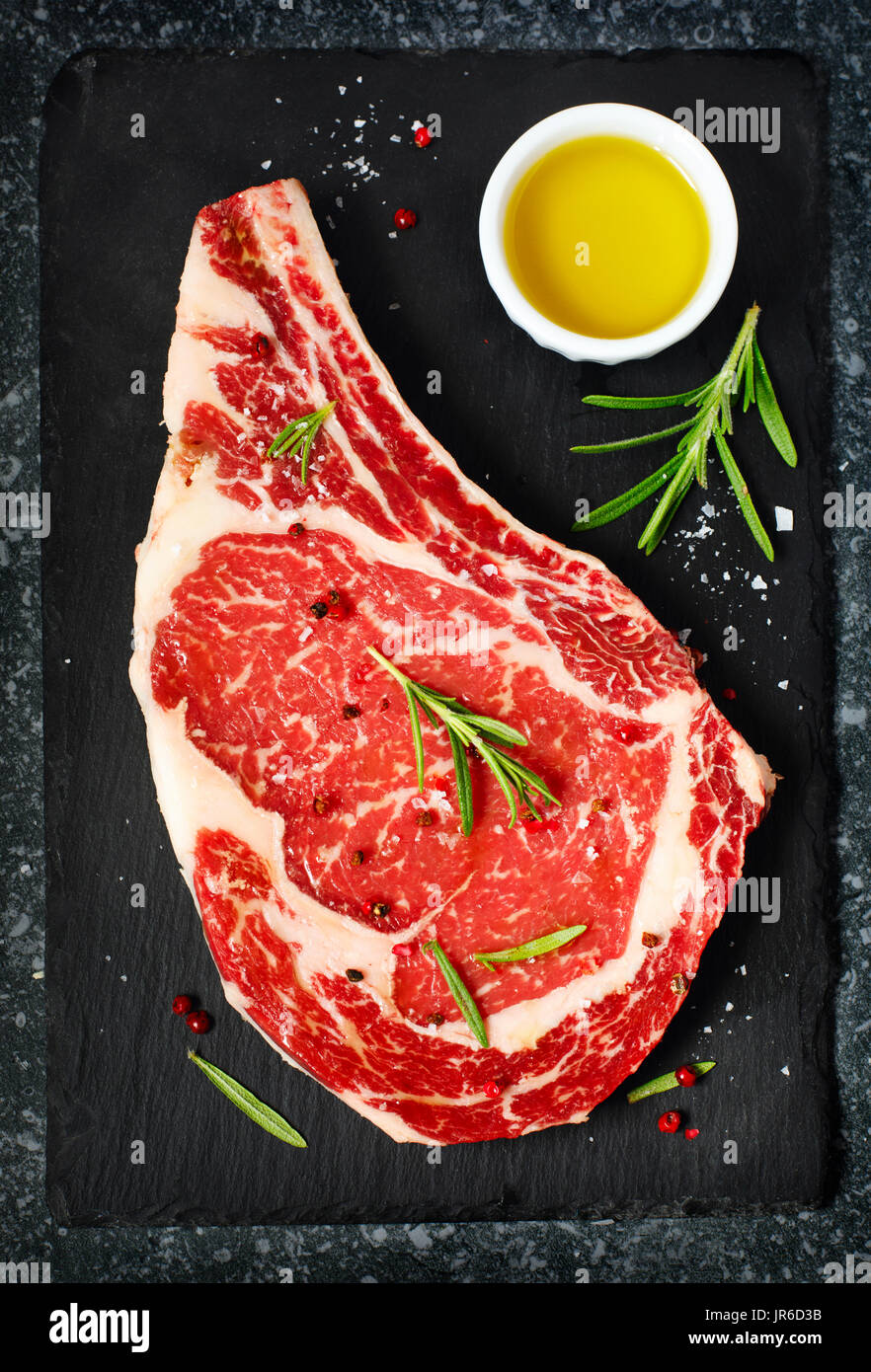 Rohe trocken im Alter Steak mit Rosmarin und Olivenöl Stockfoto