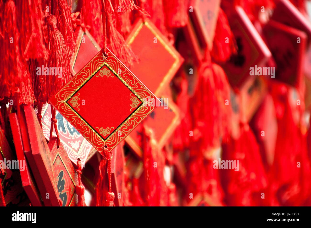 Gebet-Wunsch-Tags hängen in einem Tempel, China Stockfoto