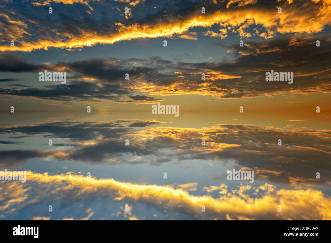 Reflexion von Cumulus Wolke Sonnenuntergang Stockfoto