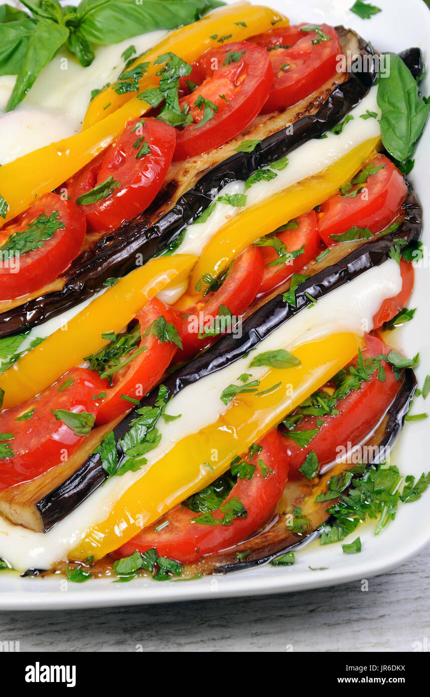 Gebackene Auberginen mit Tomaten, gelbe Paprika und Scheiben mozzarella Stockfoto