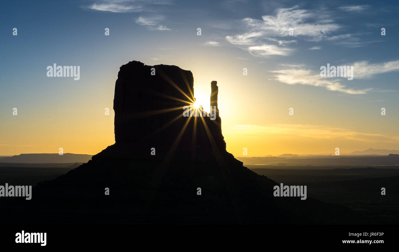 Sonnenaufgang über West Mitten Butte, Monument Valley, Arizona, America, USA Stockfoto