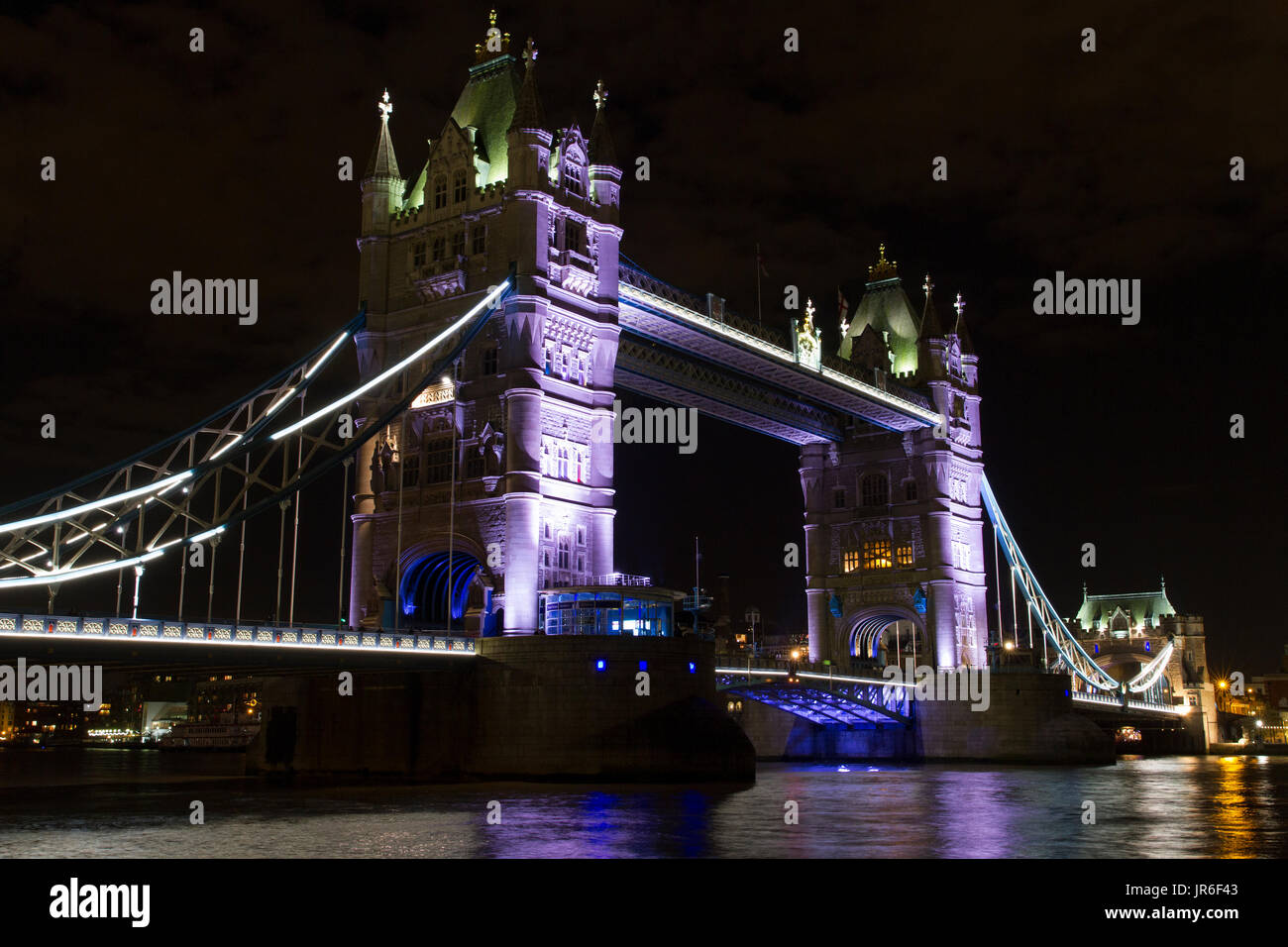Tower Bridge bei Nacht beleuchtet. Stockfoto