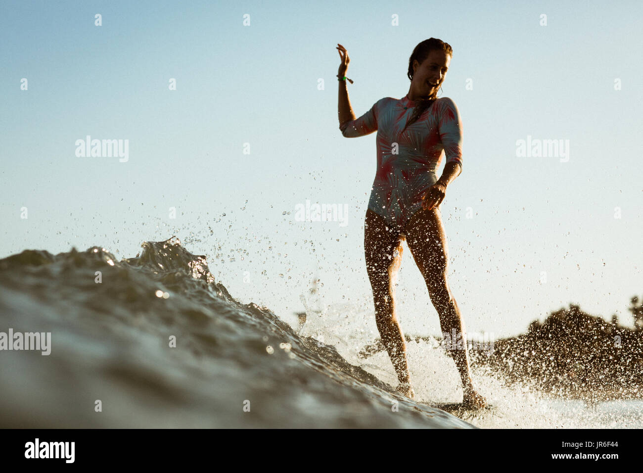 Frau Surfen, Malibu, California, Amerika, USA Stockfoto