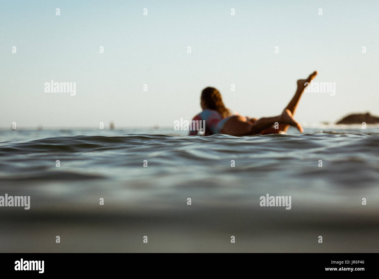 Frau liegt auf einem Surfbrett, Malibu, California, Amerika, USA Stockfoto