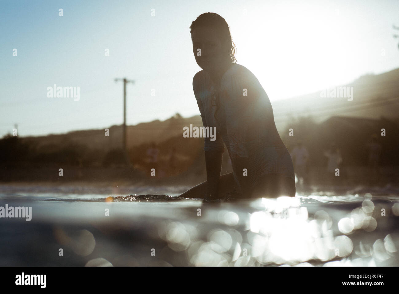 Silhouette einer Frau sitzt auf einem Surfbrett, Malibu, California, Amerika, USA Stockfoto