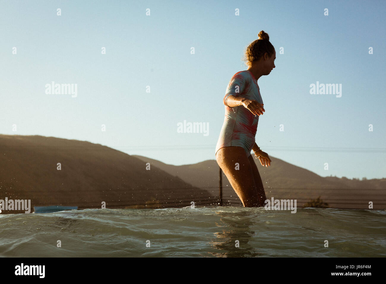Surfer im Ozean, Malibu, California, Amerika, USA Stockfoto