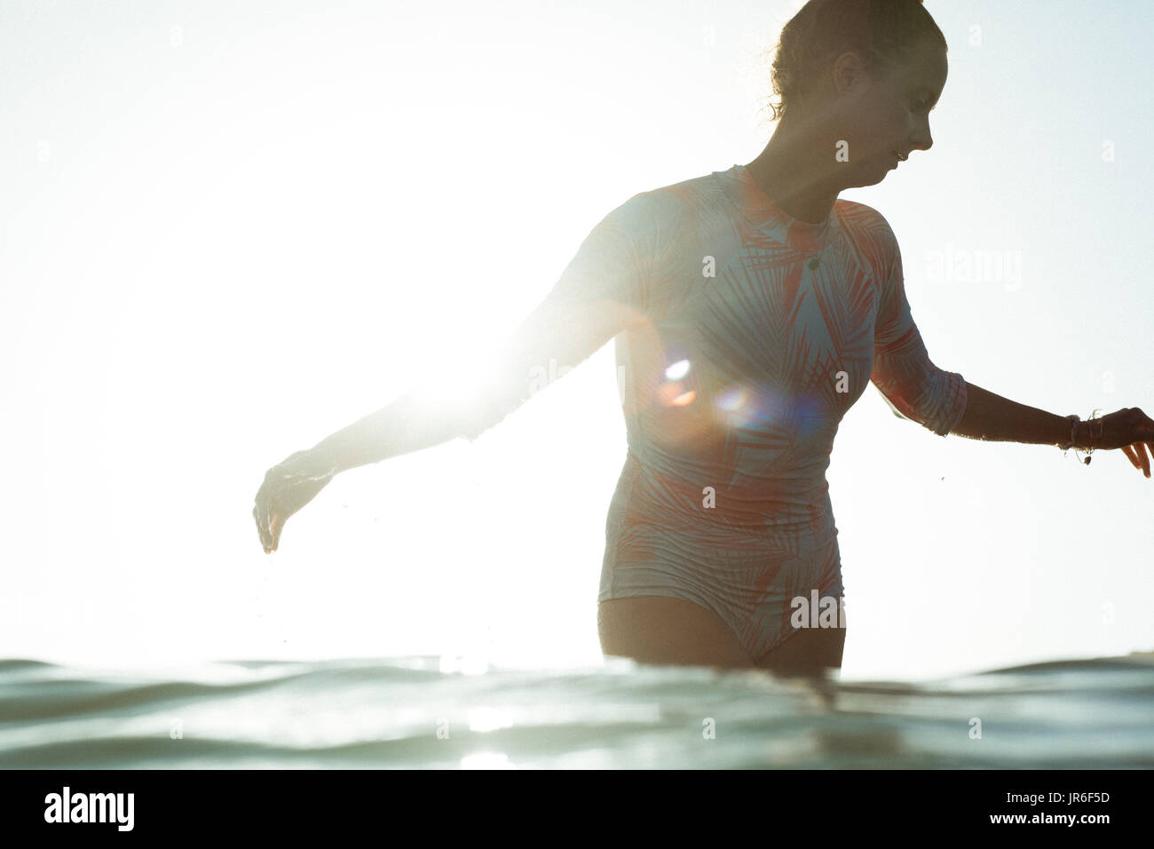Surfer im Ozean, Malibu, California, Amerika, USA Stockfoto