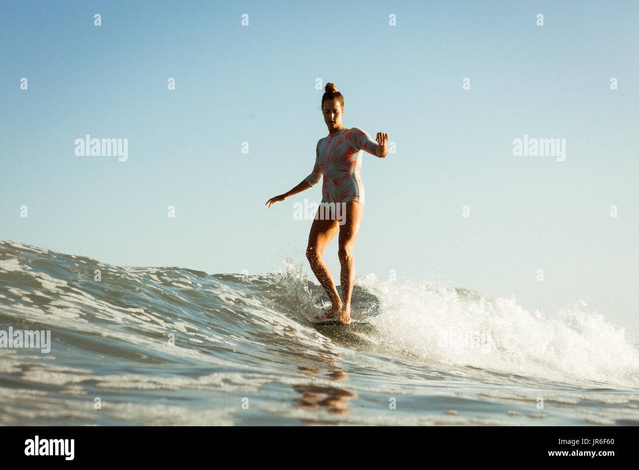 Frau Surfen, Malibu, California, Amerika, USA Stockfoto