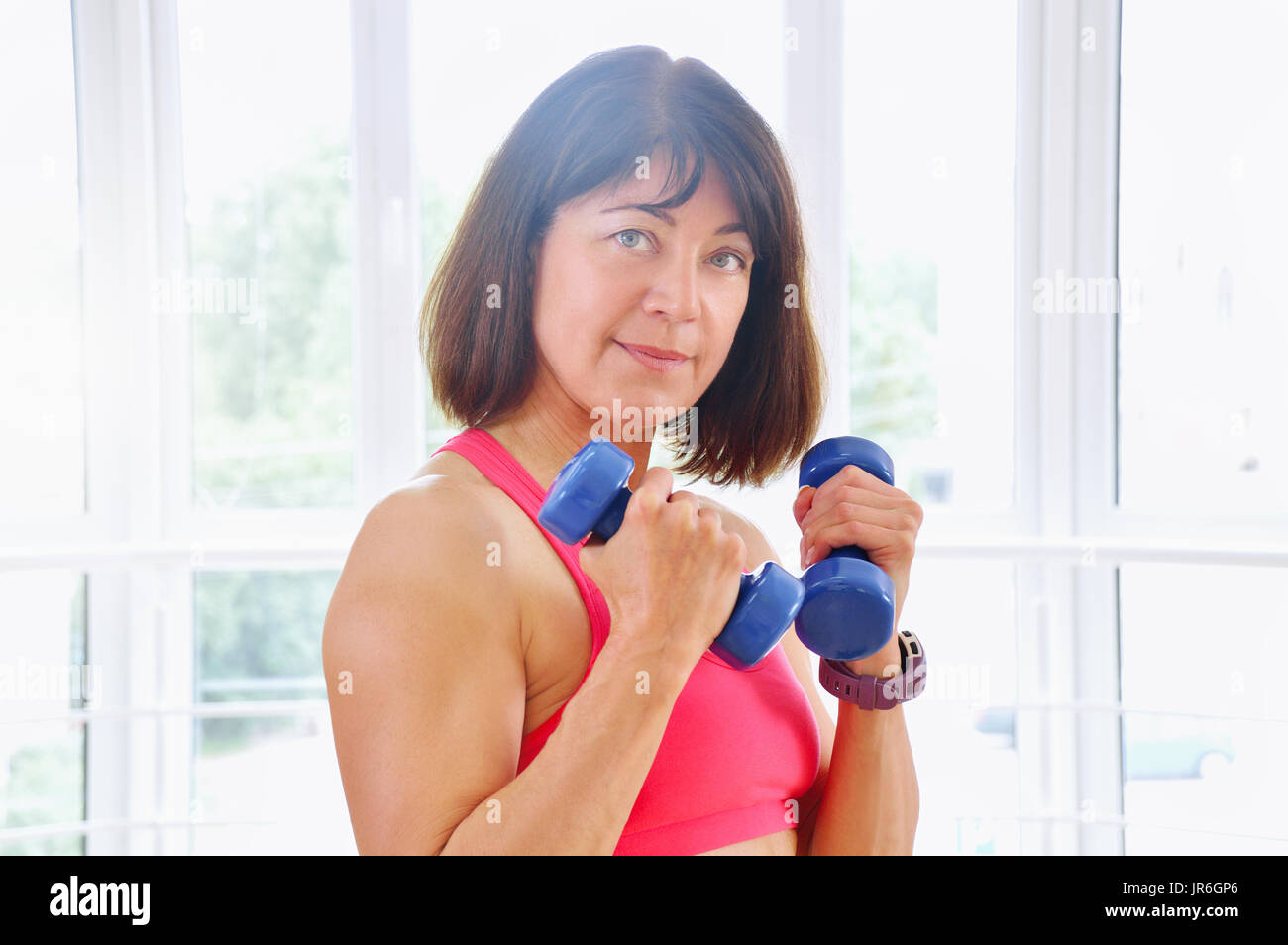 Fitness-Frau mit Hanteln trainieren. Gesunde Lebensweise Stockfoto