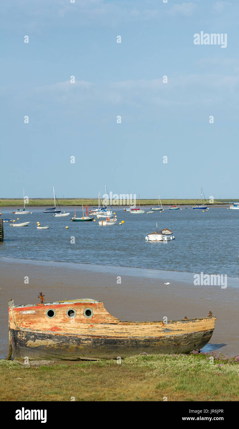 Gestrandet, Fäulnis Holzboote in der schlammigen Mündung in Orford, Suffolk. Stockfoto